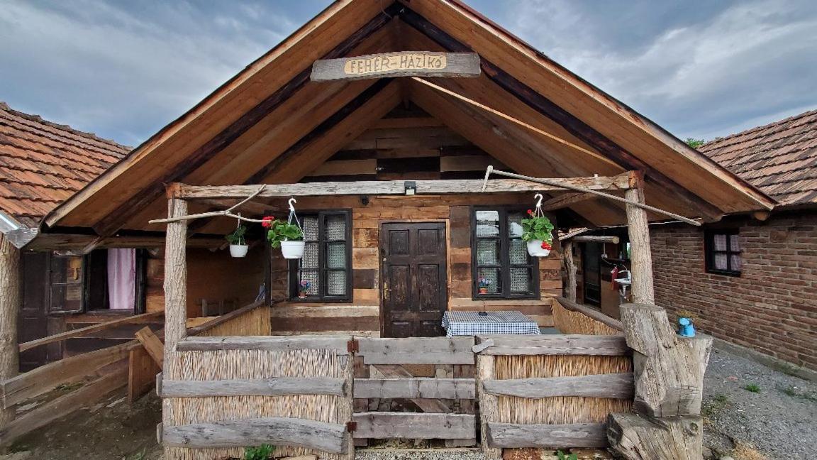 Casa Rustic Feher & Fekete Vendeghazak Совата Экстерьер фото