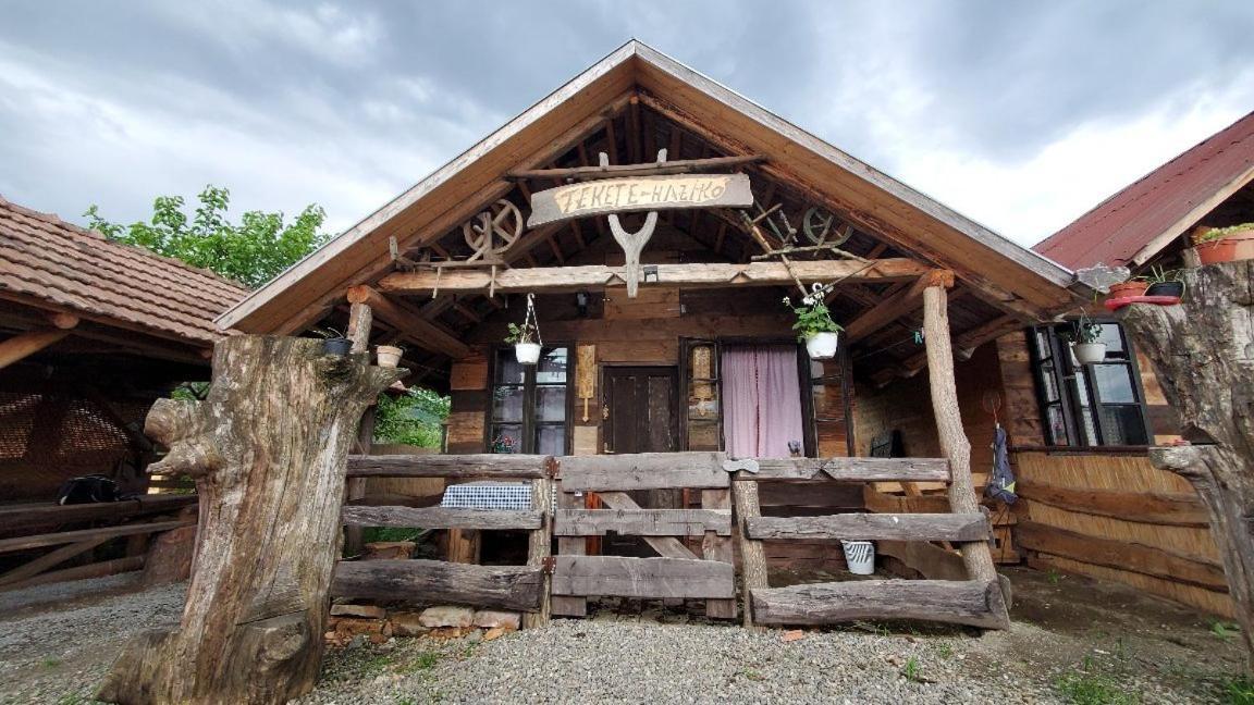 Casa Rustic Feher & Fekete Vendeghazak Совата Экстерьер фото